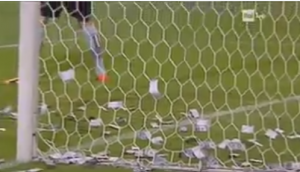 BESNI: Navijači Milana zasuli Donarumu dolarima na Evropskom prvenstvu za mlade (FOTO) (VIDEO)