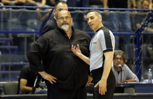 FOTO-UBOD: Grobarima se nije svidelo suđenje, policija je izvela arbitre sa terena (FOTO)