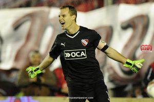 NISU BEZ RAZLOGA OGRANIČENI NA ŠESNAESTERAC: Golman divljački ‘odneo’ svog igrača, pa primio gol (VIDEO)