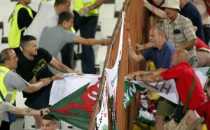 TUČA NA MARAKANI: Gol izazvao nerede, dugo traje obračun navijača Srbije i Velsa! (FOTO) (VIDEO