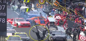 UMALO TRAGEDIJA: Vozač brutalno pokosio svog mehaničara (FOTO) (VIDEO)