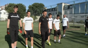 SVI NA STADION: Pogledajte kako su fudbaleri Partizana pozvali Grobare u Humsku (VIDEO)