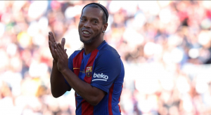 MAGIČNO: Nou Kamp je ponovo dočekao Ronaldinja, peta kroz noge i opet se cela Barselona poklonila Brazilcu (VIDEO)