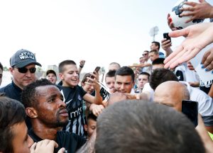 HAOS U HUMSKOJ: Navijači ‘poludeli’ za Sumom, opšti metež za dres Gvinejca (FOTO) (VIDEO)