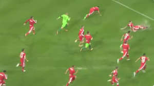 ŠOU: Sudija otkazao meč zbog obilnih padavina, ali su igrači zabavili publiku (VIDEO)