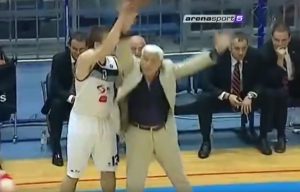 VREMEPLOV: Novi je trener crno-belih, a nekada je u odelu ‘branio aut’ protiv Partizana (VIDEO)