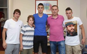 CRVENA ZVEZDA: Fudbaleri uručivali sezonske karte (FOTO)