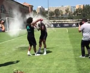 PA ON JE LUD: Evo zašto svako kome je rođendan beži od Marsela u Realu (VIDEO)