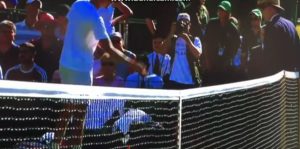 SKANDAL NA VIMBLDONU: Ruski teniser bacao novac sudiji meča (VIDEO)
