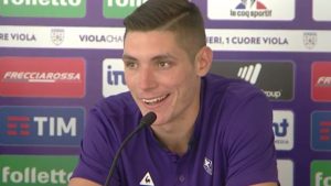 FIRENCA U EKSTAZI: Milenković na predstavljanju oduševio Italijane (VIDEO)