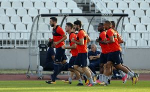 DIŽE SE PANIKA OKO INCIDENATA: A, fudbaleri Olimpijakosa prošetali Beogradom, upoznali splavove (VIDEO)