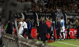 PRVI INCIDENTI: Fudbaleri Partizana na meti navijača Olimpijakosa!