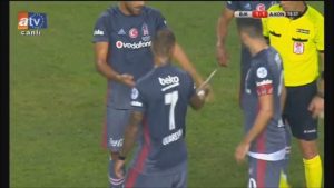 LUDNICA U TURSKOJ PREVAZILAZI GRANICE NORMALNOG: Nožem na igrače Bešiktaša?! (VIDEO)