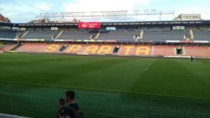 DELIJE VEĆ KOD STADIONA: Navijači pozdravili igrače na treningu u Pragu (VIDEO)