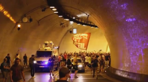 KOLAŽ IZ PRAGA: Kako su Delije ‘marširale zlatnim gradom’ (VIDEO)