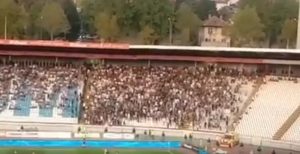 PRVI INCIDENT: Nije se videlo na prenosu, gužva među Grobarima (VIDEO)