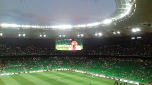 POTPIS I IZNENAĐENJE: Reprezentativac Srbije dočekan na ‘svemirskom’ stadionu i to na ćirilici (FOTO)