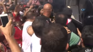 HAOS U POZNATOM LETOVALIŠTU: Posle Etoa i Meneza stigla nova zvezda, doček kao da je Maradona došao (VIDEO)