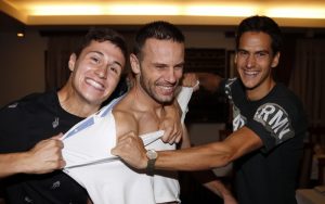 LUDA ŽURKA: Pogledajte kako su saigrači ‘pocepali’ Bojana Ostojića (FOTO)