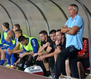 PAKULT OPLEO PO RADNIČKOM: Igrači jedu hleb i jogurt, spavamo sa komarcima!