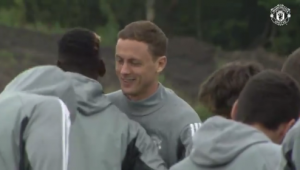 VEĆ SE UKLOPIO: Matić na prvom treningu ‘đavola’ u zagrljaju sa Pogbom i ćaskanju sa starim prijateljem (VIDEO)