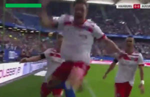 BIZARNOST IZ BUNDESLIGE: Odlučio se za ludu proslavu gola, pa se ozbiljno povredio (VIDEO)