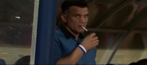 HIT SNIMAK IZ HRVATSKE: Trener Osijeka krenuo da zapali cigaretu, a reakcija kada je video kameru je nasmejala sve (VIDEO)