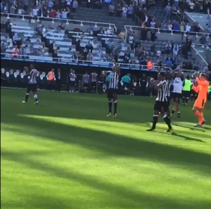 NEVIĐENA EKSTAZA NA ‘SENT DŽEJMSU’: ‘Aleksandre Mitroviću, nemoj nikada da napustiš moj klub!’ (VIDEO)