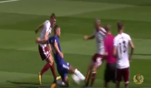 ŠOK I NEVERICA NA ‘STAMFORD BRIDŽU’: Sudija osakatio Čelsi, a Barnli ih ‘zatrpava’ bez milosti! (VIDEO)