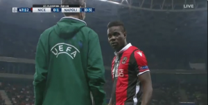 UBIJA POGLEDOM: Napoli dao gol dok je Baloteli bio van terena, četvrti sudija je osetio njegov bes (VIDEO)