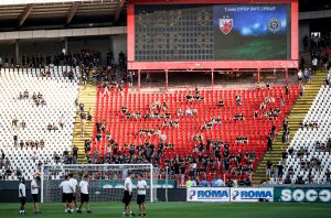 GROBARI NEĆE NAVIJATI: Navijači Partizana pune jug, poseban transparent na ogradi (FOTO)