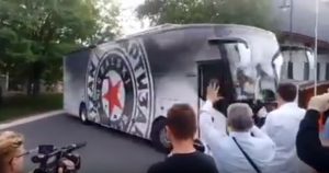 CRNO-BELI STIGLI: U novom autobusu i sa pratnjom policije stigli na stadion (VIDEO)