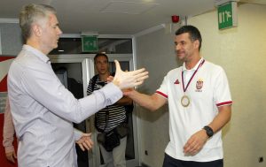 DOČEK U BEOGRADU: Veselo na aerodromu ‘Nikola Tesla’, stigli šampioni Evrope (FOTOGALERIJA)