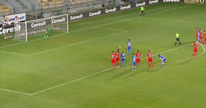 LUDNICA: Promašio ‘panenku’ u 96.minutu, sukobio se sa saigračem, pa polomio prst (VIDEO)