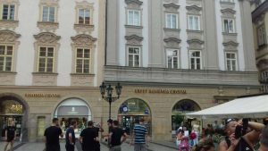 KIŠA U PRAGU: Na trgovima se čuje pesma Delija, ‘zagrevanje’ za večeras je počelo (VIDEO)