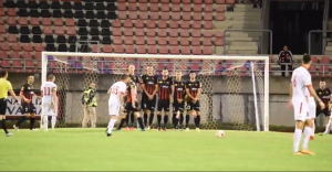 ŠTA URADI GOLMANE: Da li je ovo najgore postavljen živi zid ikada? (VIDEO)