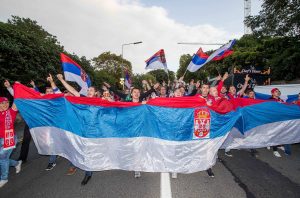 BEČ JE CEO CRVEN, PLAV I BEO: Invazija Srba! Organizuje se korteo ka stadionu uz važnu poruku navijačima (FOTO)