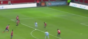 PRVI GOL JOVETIĆA: Da uhvati igrače Lila i da ih odvede na jagnjetinu za ovakav poklon (VIDEO)