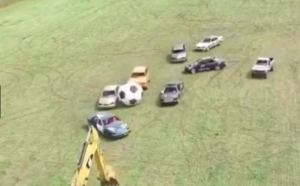 SKANDAL U ŠAPCU: Predsednik trećeg kluba prekinuo veliki derbi, uleteo automobilom na teren (VIDEO)