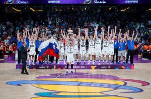 STEKLI SU STATUS BOGOVA: Ordenje i novac za slovenačke košarkaše