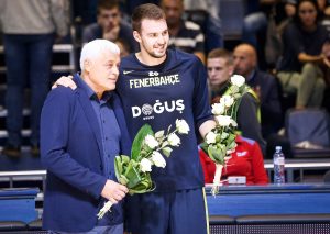 GEST O KOM ĆE SE DUGO PRIČATI: Grobari gromkim aplauzom pozdravili doskorašnju uzdanicu Crvene zvezde! (VIDEO)