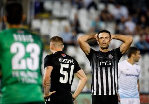 GROBARI BESNI: Pogledajte kako su navijači Partizana videli prvo poluvreme, jedan čovek posebno na udaru! (FOTO)