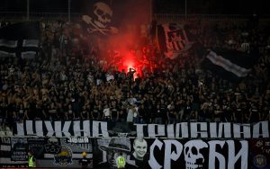 PROCURELE FOTOGRAFIJE: Ko kaže da Partizan nije imao podršku u Albniji – tri prsta na sred ‘Elbasan Arene’ (FOTO)