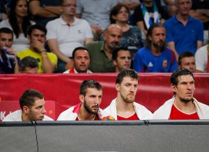 POMEŠANA OSEĆANJA: Ponos provejava među navijačima, ali sudije ‘moraju na robiju’! (FOTO)