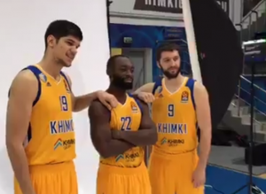 KAD ĐENKA PROZBORI SRPSKI: ‘Pefi, dođi ovamo, ti si moj brat’! (VIDEO)