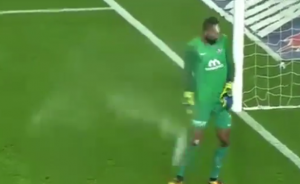 KAKO JE SAMO PUKLO: Golman reprezentacije Turske pogođen limenkom u glavu! (VIDEO)