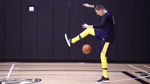 ‘DŽOKER’ SE ZAIGRAO: Fudbalske majstorije Srbina sa košarkaškom loptom (VIDEO)