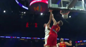 KAKVA RAMPA PAU GASOLA: Šarenac je uzviknuo ‘faul’, ali njega nije bilo (VIDEO)