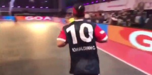 ODAKLE VIŠE, ČOVEČE: Neuništivi Ronaldinjo izveo novu magiju od koje su svi zanemeli! (VIDEO)