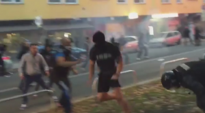 HAOS U SLOVENIJI: Rusi divljali po Mariboru, ‘granatirali’ teren, a pad u tuči jednog policajca apsolutni hit (VIDEO)